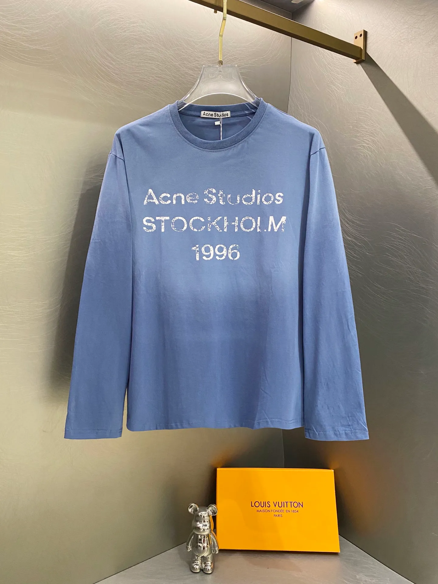 Autumn is a base layer that can be worn all year round. Acne Studios men's and women's Same Style distressed washed round neck loose long-sleeved T-shirt is made of customized G 32s 85% snowflake cotton + 15% linen blended fabric with a comfortable upper body feel. Custom-woven and dyed yarn, the color is 100% consistent. The logo adopts a specially imported screen glue printing process. The small print on the chest pocket highlights ACNE's small features. The entire set of accessories is independently developed, and every small detail is perfectly presented. Retro distressed style uses White as the base color collar, and the upper body uses a unique tea dyeing process to give a natural and Retro tone. The printing is particularly strong and not easy to fall off after high temperature fixation. Fabric customization: gram snowflake cotton, garment dyeing + hand-grinding holes + sand blasting + 1:1 customization 100% reduction! The right product on the market! The fabric is super soft for men and women Same Style ACNE Pocket Print Long Sleeve Color: Black White Pink Navy Blue Gray Size：S-XL